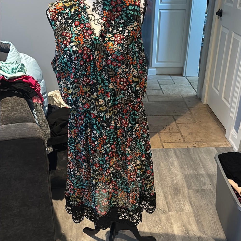 Chic Floral Midi Dress with Lace Trim